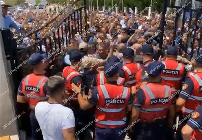 پلیس آلبانی کنترل مقر منافقین را در دست گرفت/ ورود و خروج بدون بازرسی پلیس ممنوع است
