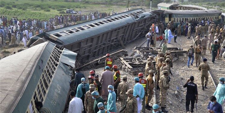 قربانیان خروج قطار مسافری در پاکستان به ۳۰ کشته و ۱۰۰ مجروح رسید