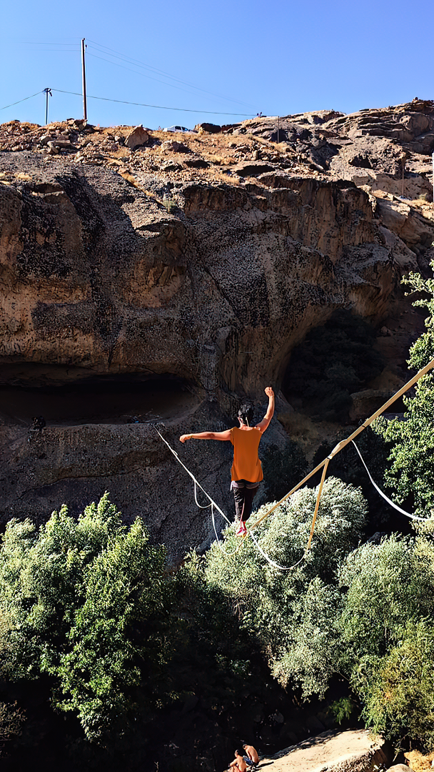 از ورزش بندلغزی، چیزی میدانید؟/ هیجان راه رفتن بین زمین و آسمان