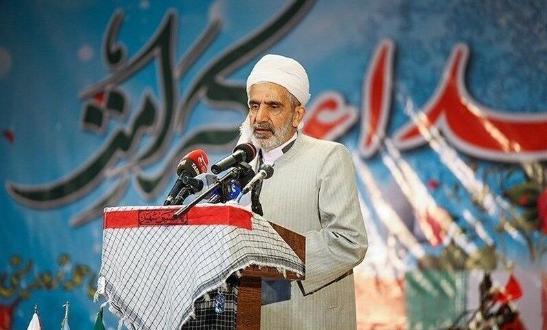 دعوت امام‌جمعه سنندج از نخبگان برای ثبت‌نام در انتخابات/ جوانان توانمند به میدان بیایند