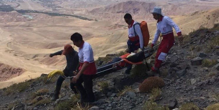 نجات شهروند کوهنورد توسط نجاتگران جمعیت هلال احمر نیشابور