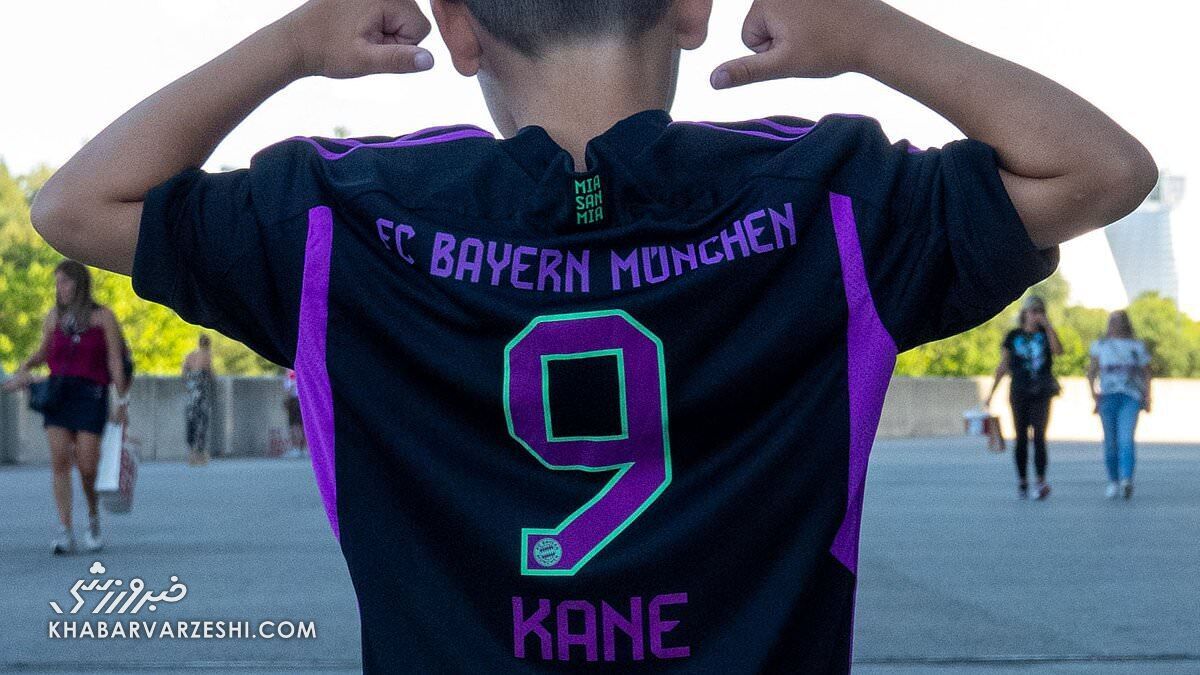 عکس| هیجانانگیزترین اتفاق برای هواداران قرمزها/ مردم برای خرید پیراهن شماره ۹ صف کشیدند