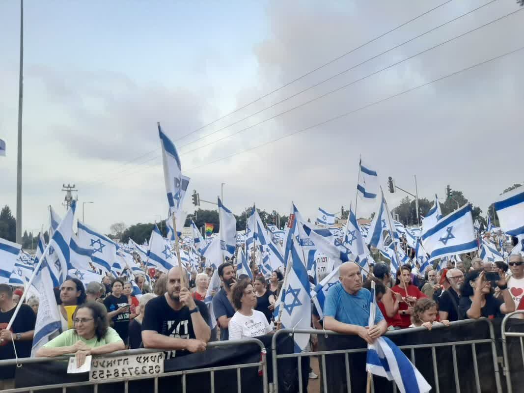معترضان علیه نتانیاهو و همسرش در تفرجگاه تابستانی تجمع کردند+ فیلم