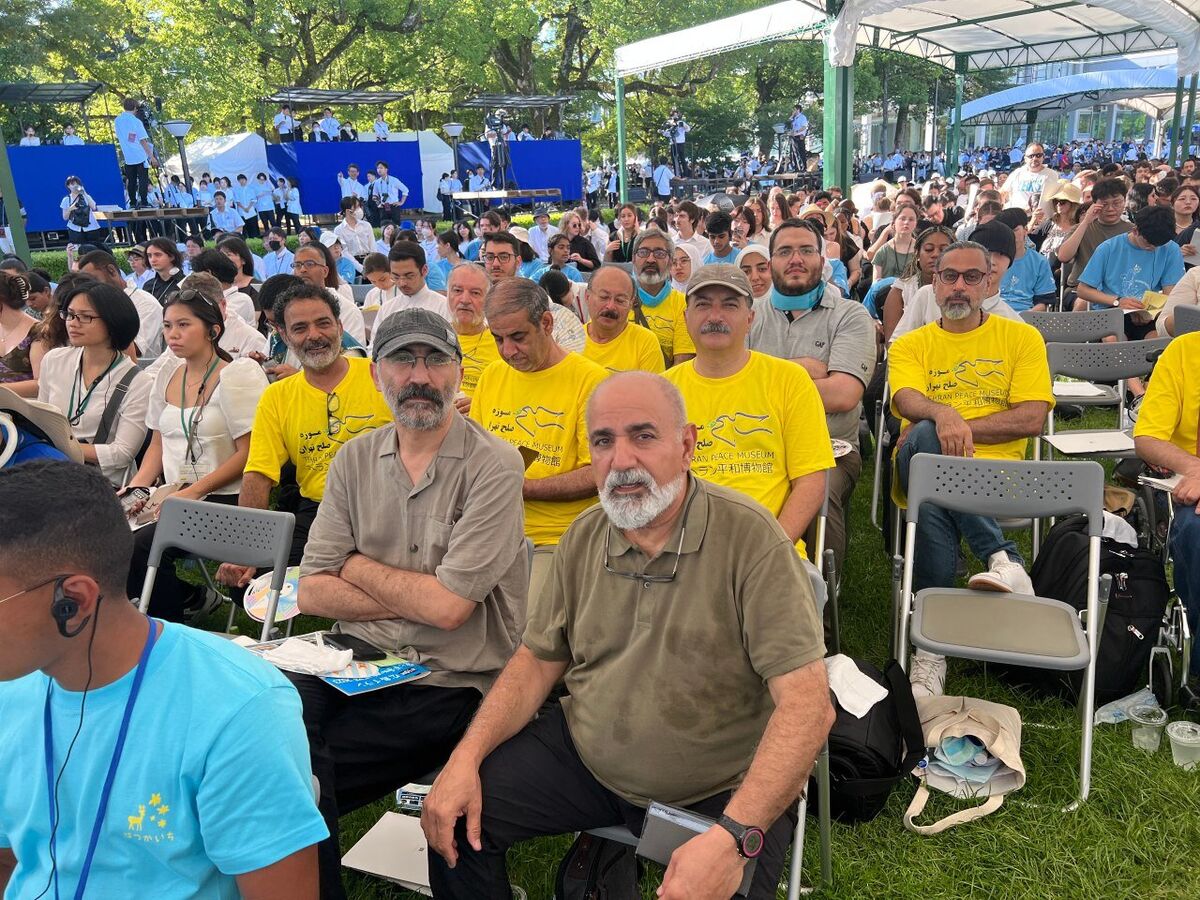 اهدای تندیس شهید دریاقلی به شهردار هیروشیما توسط جانبازان و هنرمندان ایرانی