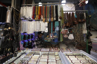 بازار سوغاتی مسافران / بازار بزرگ مرکزی مشهد با بیش از ۷۰۰ مغازه، هدف خریدهای بسیاری از زائران و مجاوران است