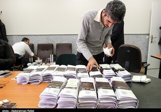 ازدحام جمعیت در اداره گذرنامه کرمان/ امکانات موجود پاسخگو نیست