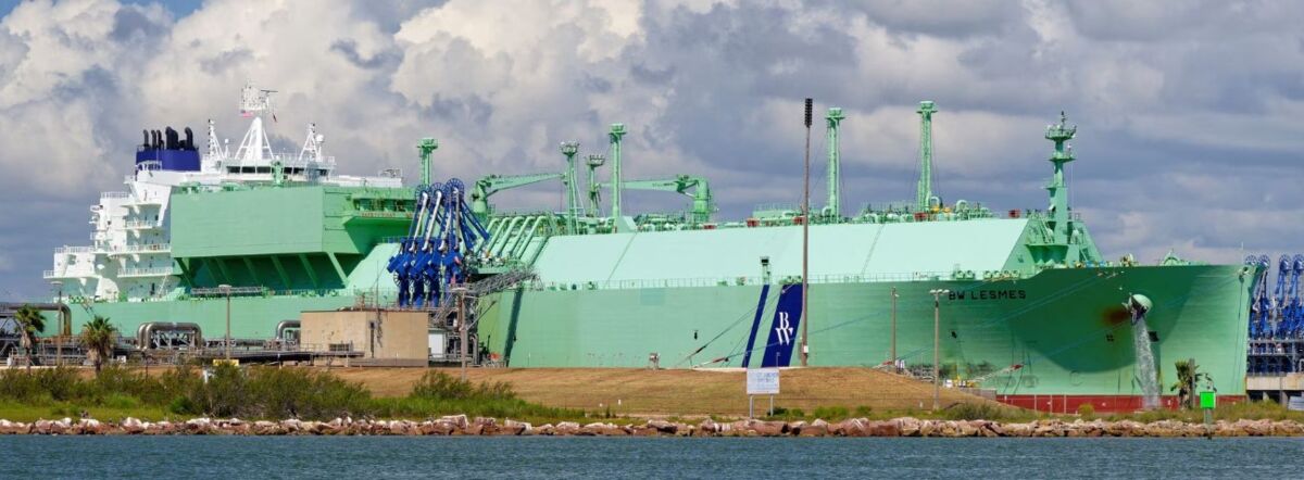 حرکت کشتی به گل نشسته در کانال سوئز و عادی شدن عبور کشتیها