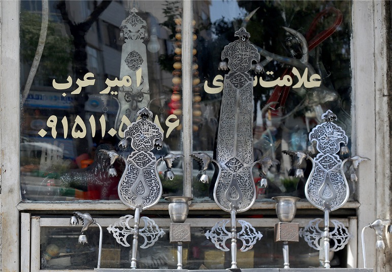 کارگاهی در خیابان آیت‌الله بهجت مشهد، چراغ یک پیشه آیینی، را روشن نگه داشته است/ قصه علم‌های امیر عرب 