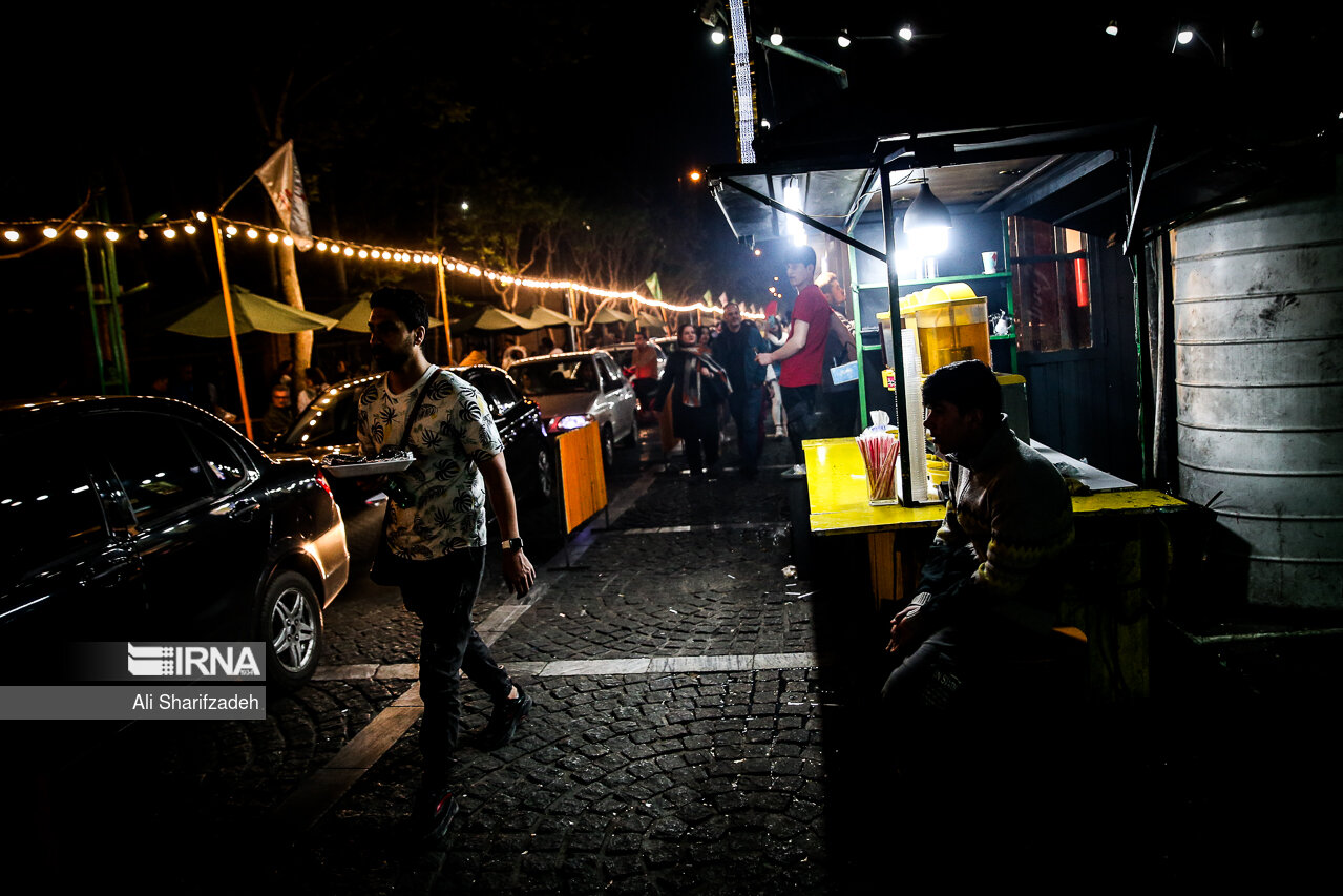این خیابان تاریخی، حالا بوی غذا می‌دهد/ شب‌گردی‌ در سی‌تیر