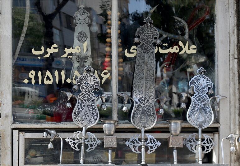 قصه علم‌های امیر عرب / کارگاهی در خیابان آیت‌الله بهجت مشهد، چراغ یک پیشه آیینی، را روشن نگه داشته است 