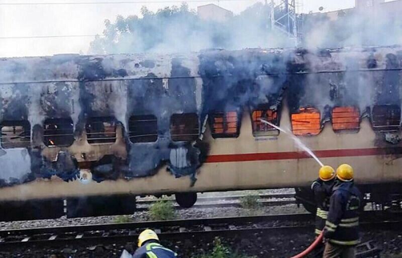 ۵۹ کشته و زخمی در پی وقوع آتش‌سوزی در قطاری در هندوستان