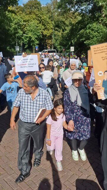 تجمع اعتراضی مسلمانان هلند مقابل سفارت سوئد و دانمارک در آمستردام