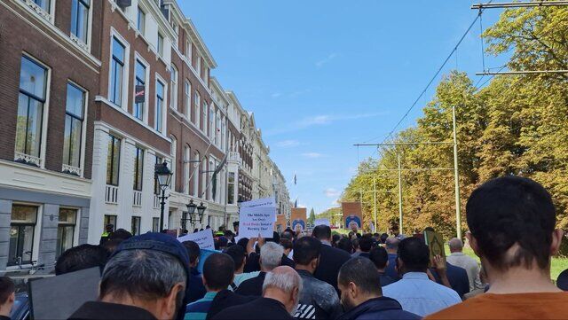 تجمع اعتراضی مسلمانان هلند مقابل سفارت سوئد و دانمارک در آمستردام
