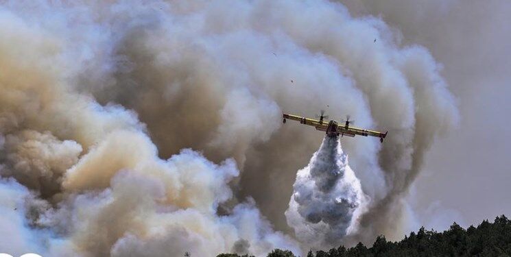 پرواز ده‌ها بالگرد و تلاش صدها آتش نشان برای مهار آتش سوزی‌های یونان