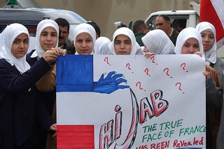اسلام هراسی جنون آمیز فرانک‌ها / پاریس پوشیدن «عبا» را برای دختران مسلمان در مدارس ممنوع کرد