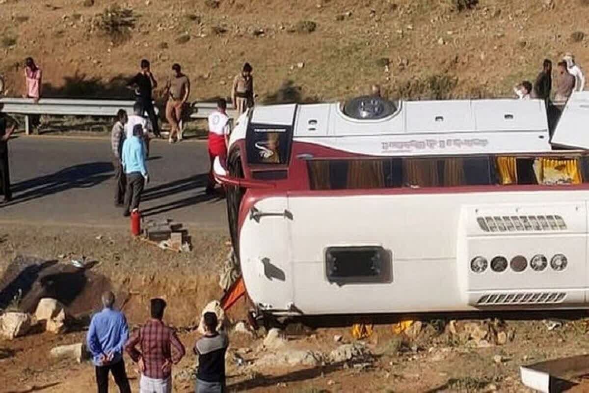 ۲ دستگاه اتوبوس آمبولانس برای حادثه واژگونی زائران اربعین اعزام شدند