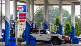 نگرانی از افزایش قیمت بنزین و کاهش شاخص اعتماد مصرف‌کنندگان آمریکایی