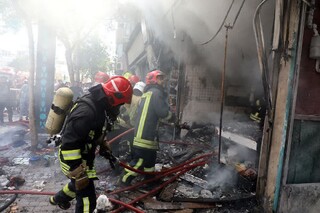 مهار آتش‌سوزی مهیب فروشگاه کیف و کفش فروشی در خیابان طبرسی