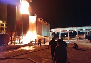 آتش‌سوزی مخازن یک واحد پالایش میعانات نفتی در آشتیان/ کنترل حریق بعد از ۵ ساعت تلاش ۱۲ تیم‌ آتش‌نشانی