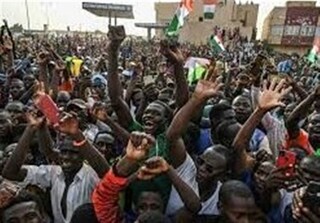 مردم نیجر در برابر پایگاه نظامیان فرانسوی خیمه زدند