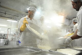 توزیع بیش از ۱۳۰۰ تن برنج با قیمت تنظیم بازار در مشهد