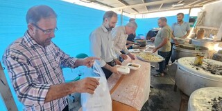 توزیع ۶ هزار پرس غذا بین زائران توسط نیروهای سپاه استان ایلام