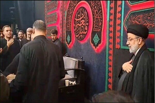 رئیسی با حضور در یکی از مساجد تهران در مراسم سوگواری شرکت کرد