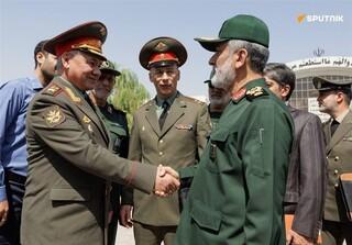 بازدید وزیر دفاع روسیه از پهپادها و سامانه‌های موشکی سپاه