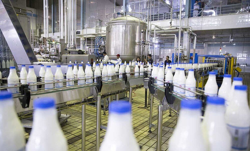 توزیع شیر رایگان در مدارس مناطق محروم از محل مالیات بر ارزش افزوده
