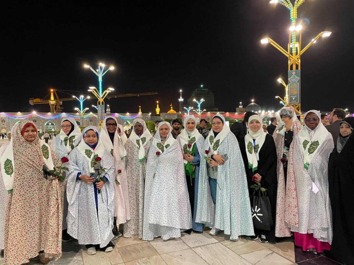 تشرف بانوان مهمان جشنواره «رسانه خورشید» به حرم مطهر رضوی
