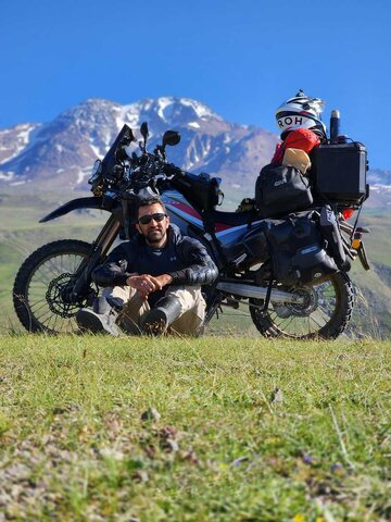 درباره موتورسوار مشهدی که سه ماه است با موتور سفر میکند / از محله گاز مشهد تا قطب شمال