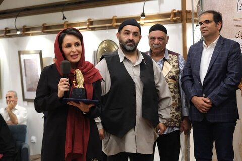 تجلیل از بیوک میرزایی در اختتامیه «رادیوتئاتر»