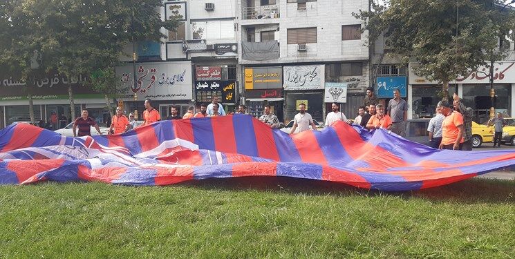 اهتزاز پرچم ببرها در میدان امام قائمشهر