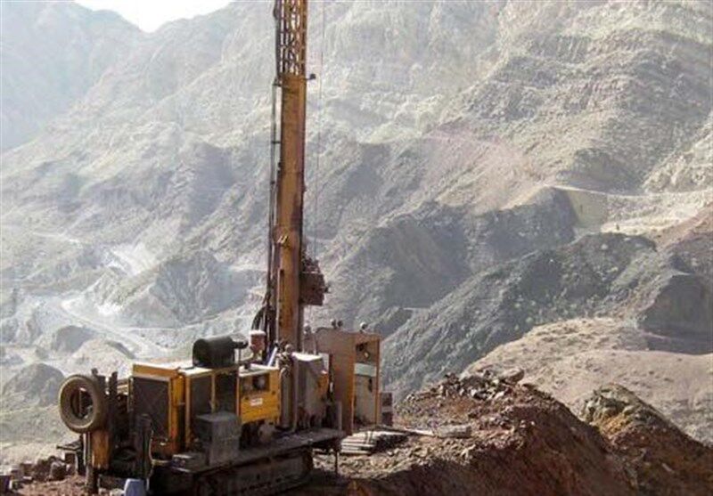 اکتشاف وحشتناک معدن در حاشیه ۲ روستای زنجان/ پرتاب سنگ‌های بزرگ به سمت کشاورزان
