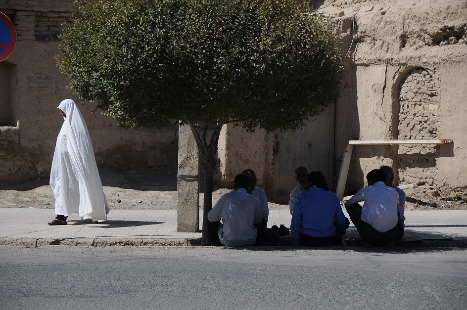نگین شرق استان اصفهان همچنان با پوشش سنتی خانم‌هایش شناخته می‌شود/ سپید، مثل چادر زنان ورزنه 