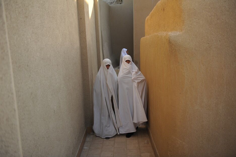 نگین شرق اصفهان همچنان با پوشش سنتی خانم‌هایش شناخته می‌شود/ سپید، مثل چادر زنان ورزنه 