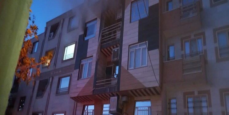 آتش سوزی در یک مجتمع مسکونی ۵ طبقه در بروجرد
