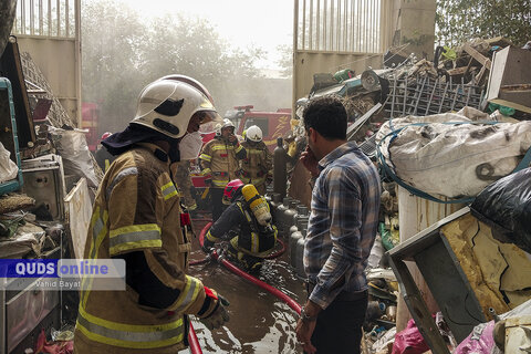 گزارش تصویری I اطفاء حریق انبار ضایعات در مشهد