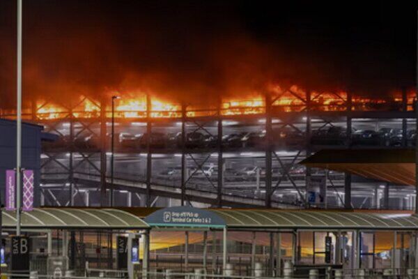  وقوع آتش‌سوزی گسترده در فرودگاه لاتون انگلیس