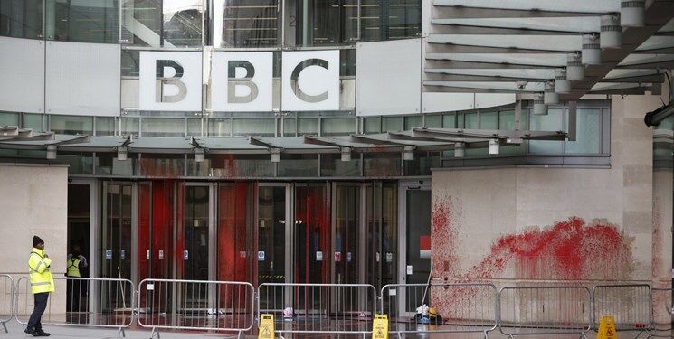 رنگ قرمز خون روی دیوارها و در اصلی دفتر بی‌بی‌سی