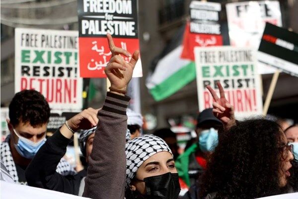 رنگ قرمز خون روی دیوارها و در اصلی دفتر بیبیسی