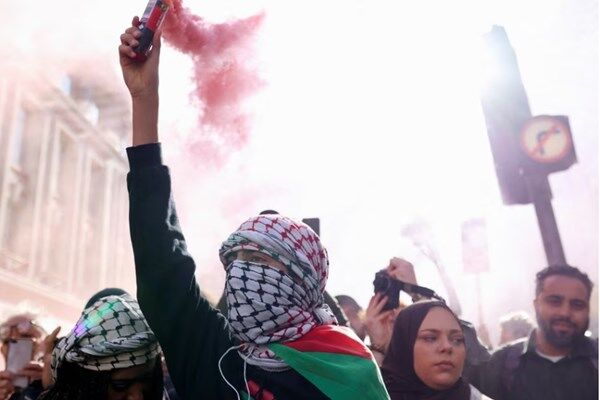 رنگ قرمز خون روی دیوارها و در اصلی دفتر بیبیسی