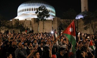 تظاهرات گسترده اردنی‌ها در اطراف ساختمان سفارت رژیم صهیونیستی در کشور عمان