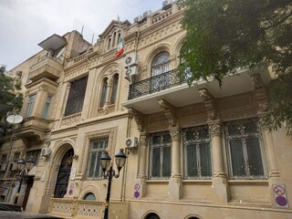 در واکنش به جنایتهای رژیم صهیونیستی در غزه؛ پرچم ایران در سفارت باکو نیمه افراشته شد