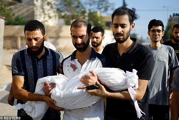 سوگواری جانکاه پدر برای دختر سه ساله فلسطین+عکس