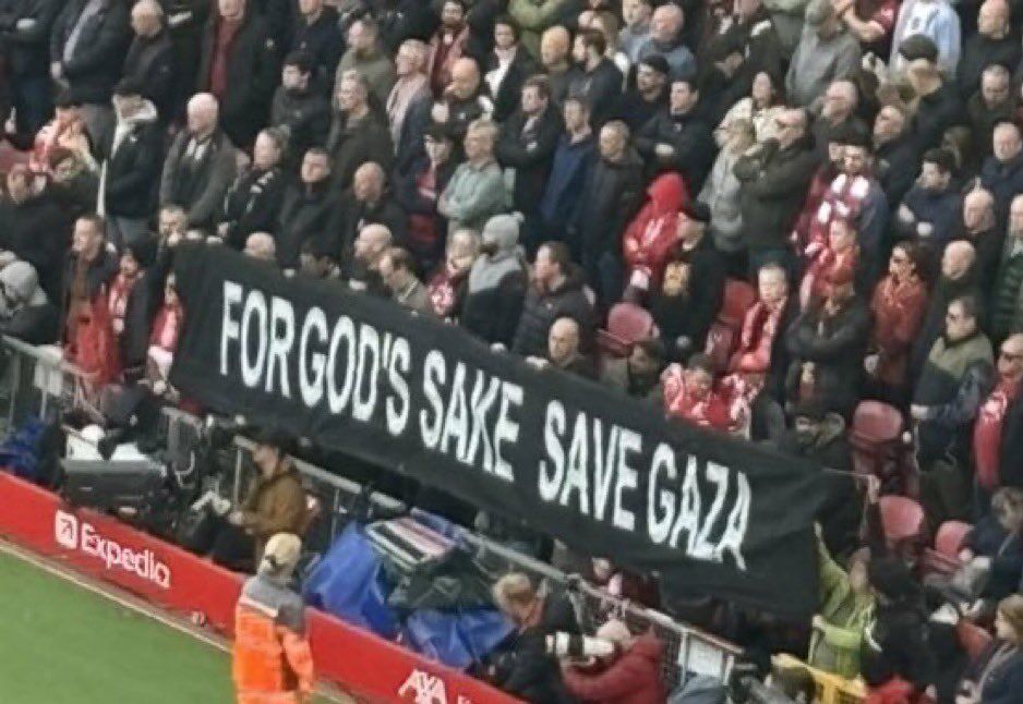 حمایت هواداران لیورپول از مردم غزه +عکس