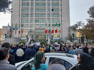 تجمع در مقابل وزارت بهداشت/ اعتراض درمانگران اعتیاد به تصمیمات وزارت بهداشت