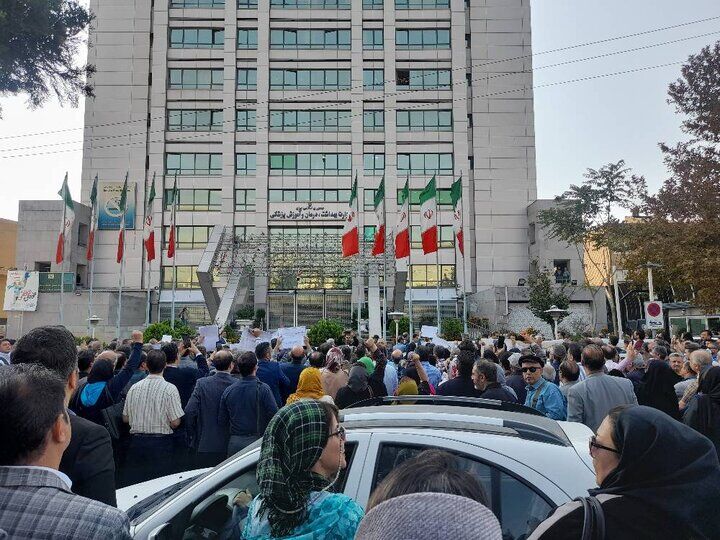 تجمع در مقابل وزارت بهداشت/ اعتراض درمانگران اعتیاد به تصمیمات وزارت بهداشت 