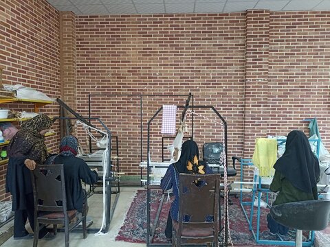 درباره خانم علیزاده که در کاشمر برای۳۷۰ نفر شغل ایجاد کرده است/گفتم به یاد پدرم کاری انجام بدهم