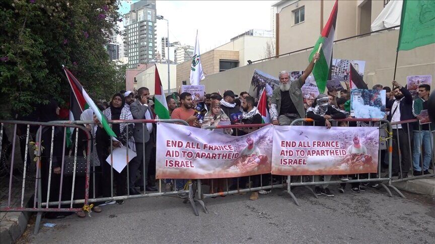 تظاهرات حامیان فلسطین مقابل سفارت فرانسه در بیروت